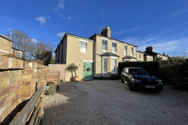 House sit in Weybridge, United Kingdom