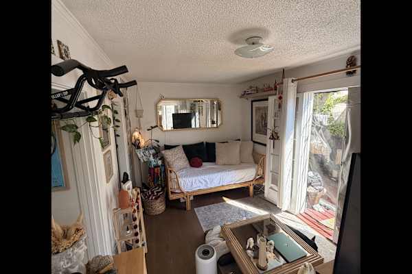 House sit in Los Angeles, CA, US