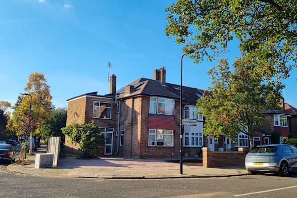 House sit in Perivale, United Kingdom