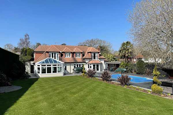 House sit in Leatherhead, United Kingdom