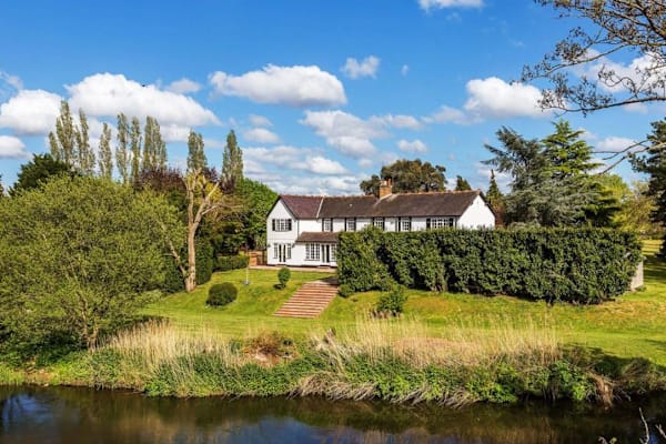 House sit in Woking, United Kingdom