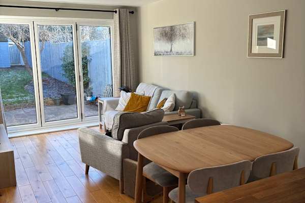 House sit in Hersham, United Kingdom