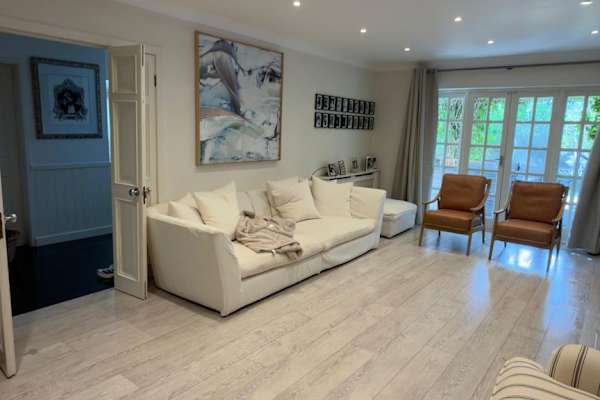 House sit in Esher, United Kingdom