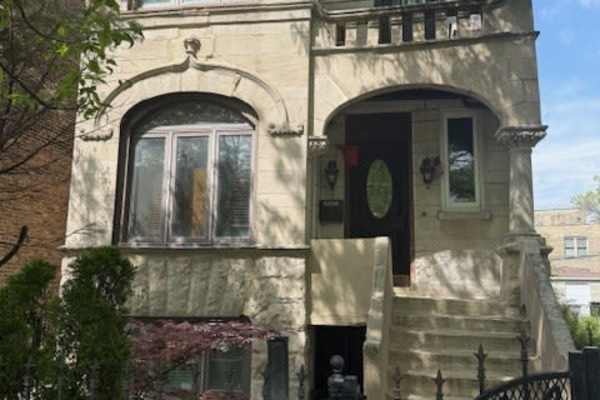 House sit in Chicago, IL, US