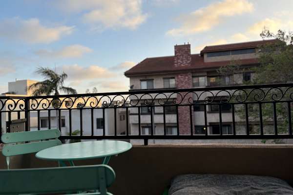 House sit in Los Angeles, CA, US