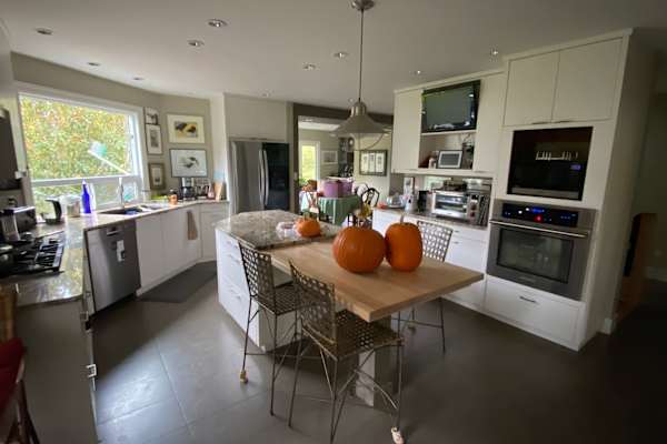 House sit in Victoria, BC, Canada