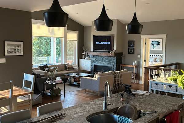 House sit in Gibsons, BC, Canada