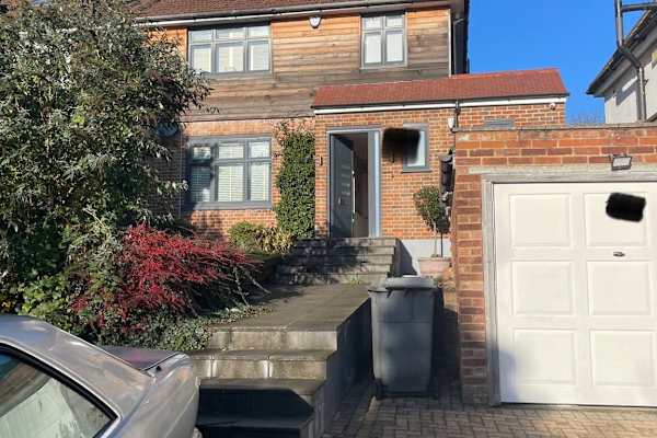 House sit in Mill Hill East, United Kingdom