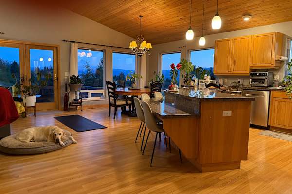 House sit in White Salmon, WA, US