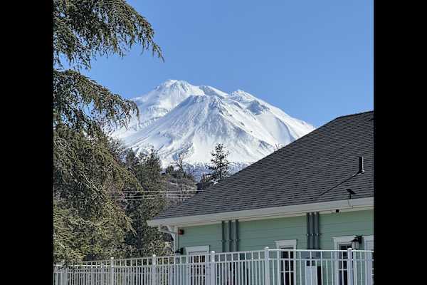 House sit in Weed, CA, US