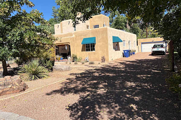 House sit in Albuquerque, NM, US