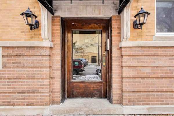 House sit in Chicago, IL, US