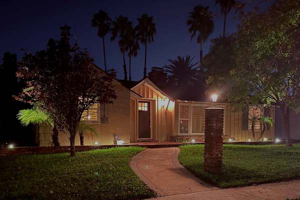 House sit in Northridge, CA, US