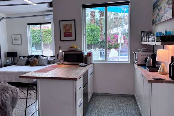 House sit in Palm Springs, CA, US