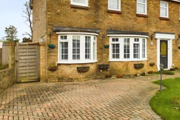 House sit in Horsham, United Kingdom