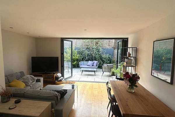 House sit in Dalston, United Kingdom