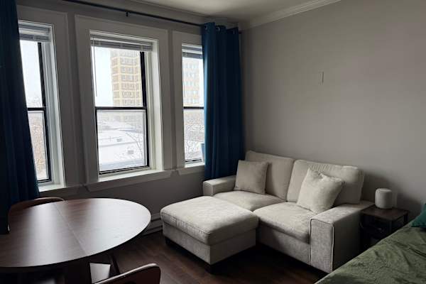 House sit in Chicago, IL, US
