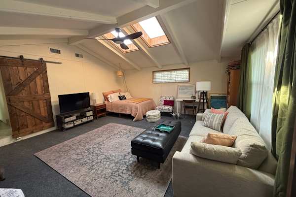 House sit in Los Angeles, CA, US