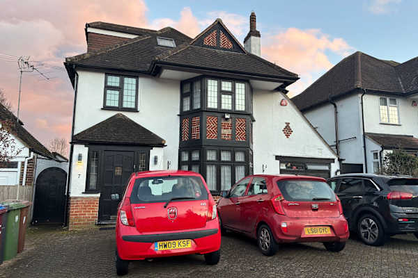 House sit in Elstree, United Kingdom