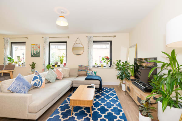 House sit in Ealing Broadway, United Kingdom