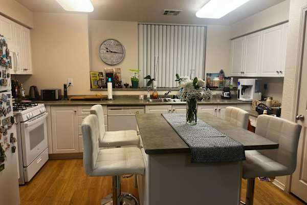 House sit in Northridge, CA, US