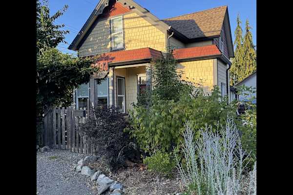 House sit in Cumberland, BC, Canada