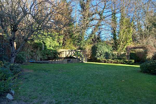 House sit in Brookwood, United Kingdom