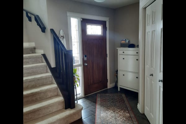 House sit in Cochrane, AB, Canada