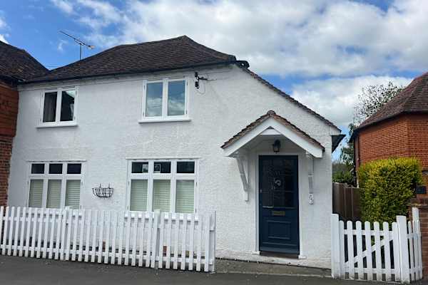 House sit in Cobham, United Kingdom