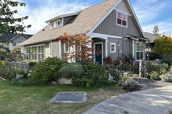 House sit in Gibsons, BC, Canada