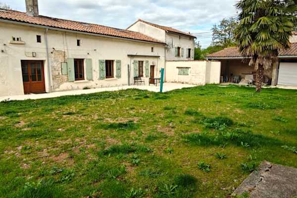 House sit in Chef-Boutonne, France