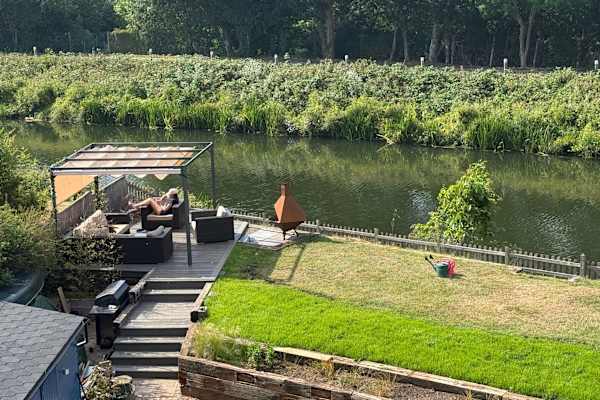 House sit in East Molesey, United Kingdom