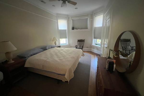 House sit in Chicago, IL, US