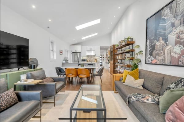 House sit in Leslieville, ON, Canada