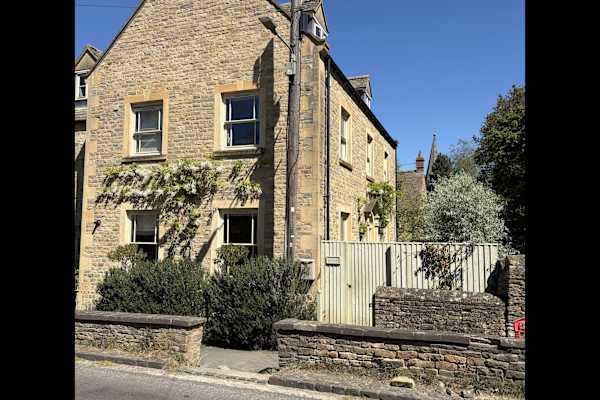 House sit in Shipton under Wychwood, United Kingdom