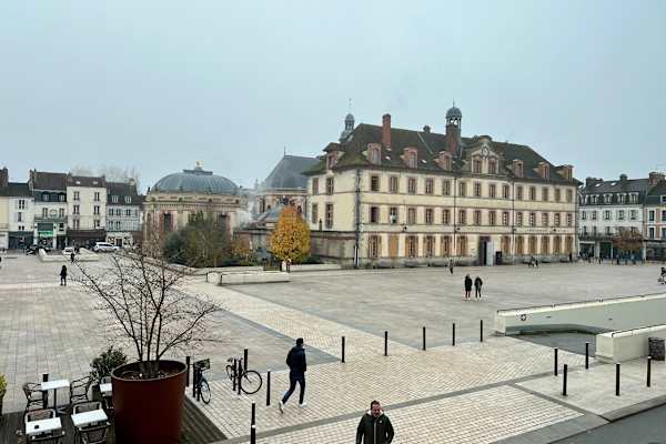 House sit in Fontainebleau, France