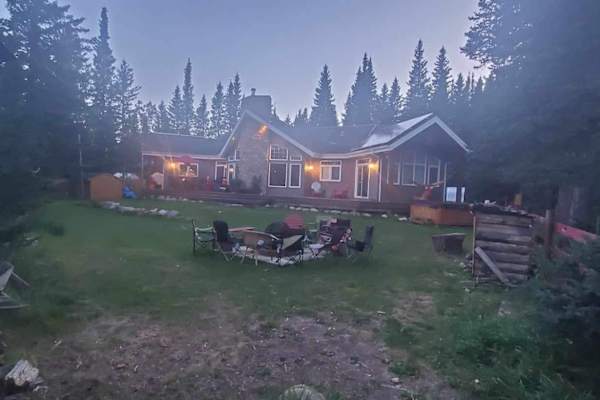 House sit in Cochrane, AB, Canada