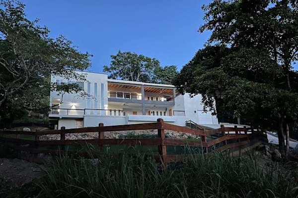 House sit in Sandy Bay, Honduras