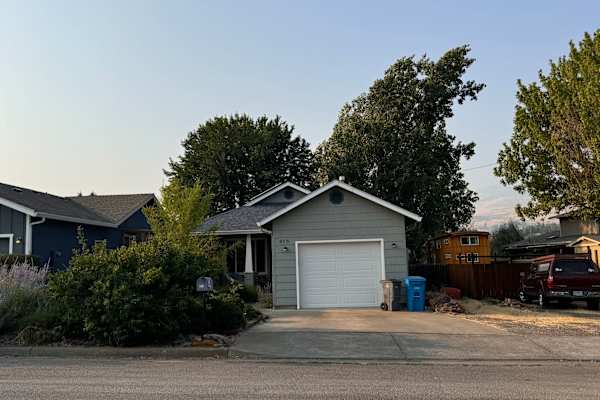 House sit in Ashland, OR, US