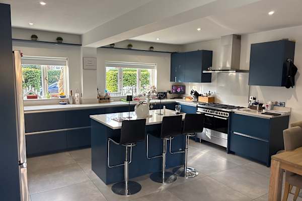 House sit in Weybridge, United Kingdom