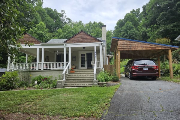 House sit in Hendersonville, NC, US