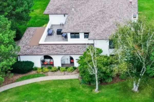 House sit in South Elgin, IL, US