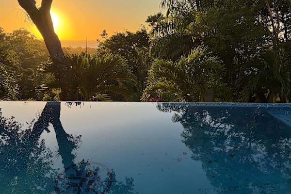 House sit in Sandy Bay, Honduras