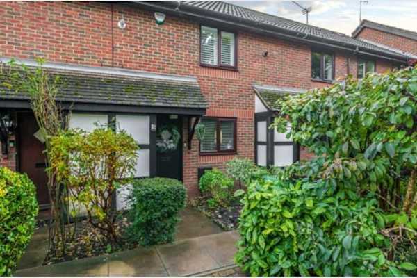 House sit in Chobham, United Kingdom