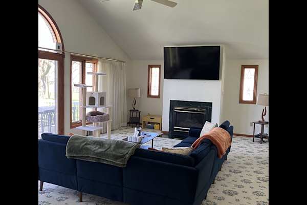 House sit in Angola on the Lake, NY, US