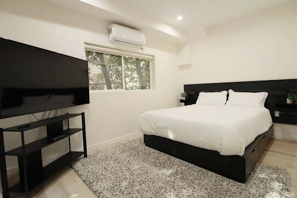 House sit in Los Angeles, CA, US