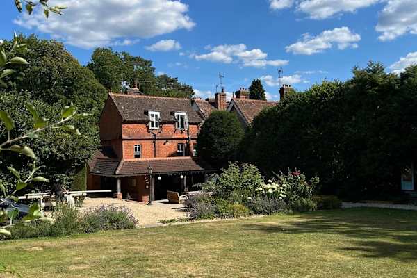 House sit in Farnham, United Kingdom