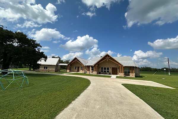 House sit in Thrall, TX, US
