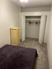 Bedroom w queen bed