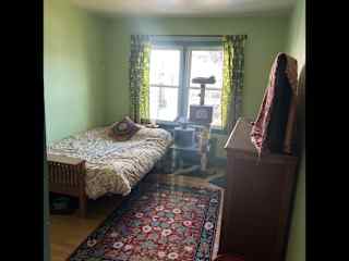 Guest room with TV and Roku.